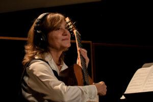Fotografía del 14 de diciembre de 2024 cedida por María Alejandra Fleitas de la guitarrista clásica paraguaya, Berta Rojas, durante la grabación del tema para la serie y el videojuego ‘The Last of Us’ en Los Ángeles, California (Estados Unidos). EFE/ María Alejandra Fleitas / SOLO USO EDITORIAL/SOLO DISPONIBLE PARA ILUSTRAR LA NOTICIA QUE ACOMPAÑA (CRÉDITO OBLIGATORIO)