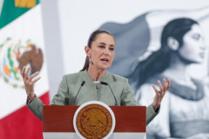 La presidenta de México, Claudia Sheinbaum, habla en una rueda de prensa este miércoles, en el Palacio Nacional en Ciudad de México (México). EFE/ Isaac Esquivel