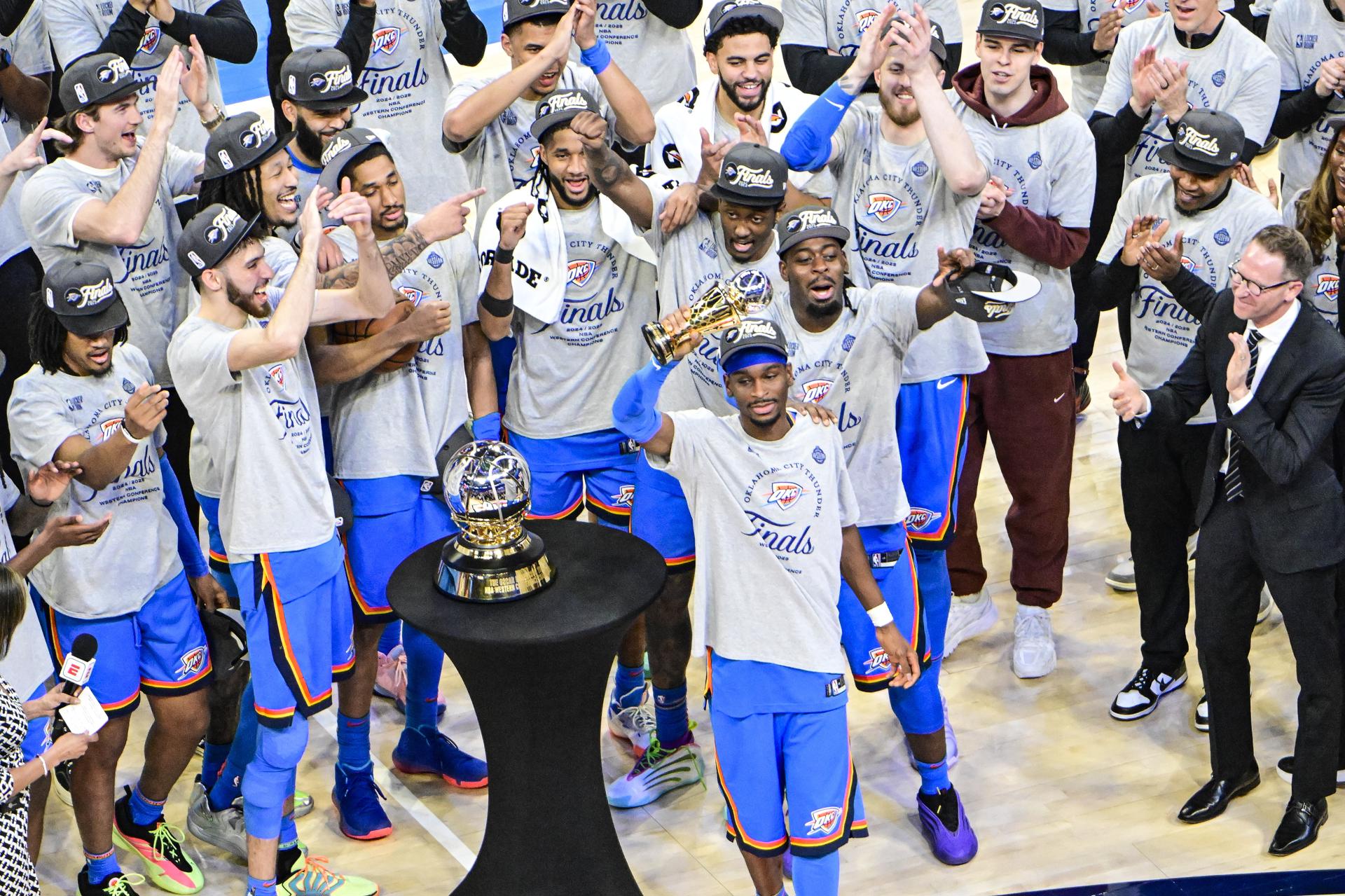 El base de los Oklahoma City Thunder Shai Gilgeous-Alexander (c) celebra con sus compañeros ser el campeón de la Conferencia Oeste tras derrotar a los Minnesota Timberwolves en el quinto partido de los playoff en el estadio Paycom de Oklahoma City, en Oklahoma, Estados Unidos. EFE/ Gerald Leong PROHIBIDO SU USO POR SHUTTERSTOCK