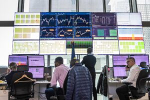 Operadores del mercado trabajan en la bolsa de valores Euronext, en el distrito financiero parisino de La Défense, Francia, en una imagen de archivo. EFE/EPA/CHRISTOPHE PETIT TESSON