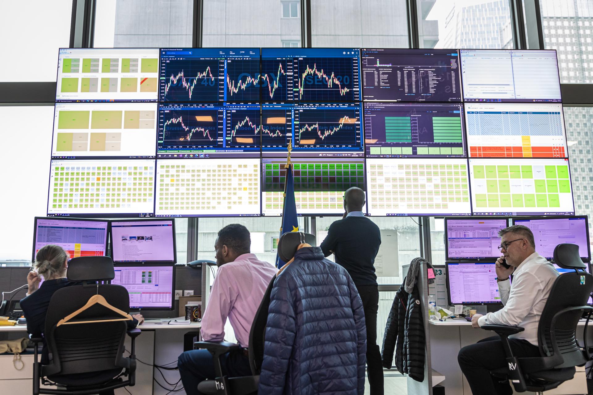 Operadores del mercado trabajan en la bolsa de valores Euronext, en el distrito financiero parisino de La Défense, Francia, en una imagen de archivo. EFE/EPA/CHRISTOPHE PETIT TESSON