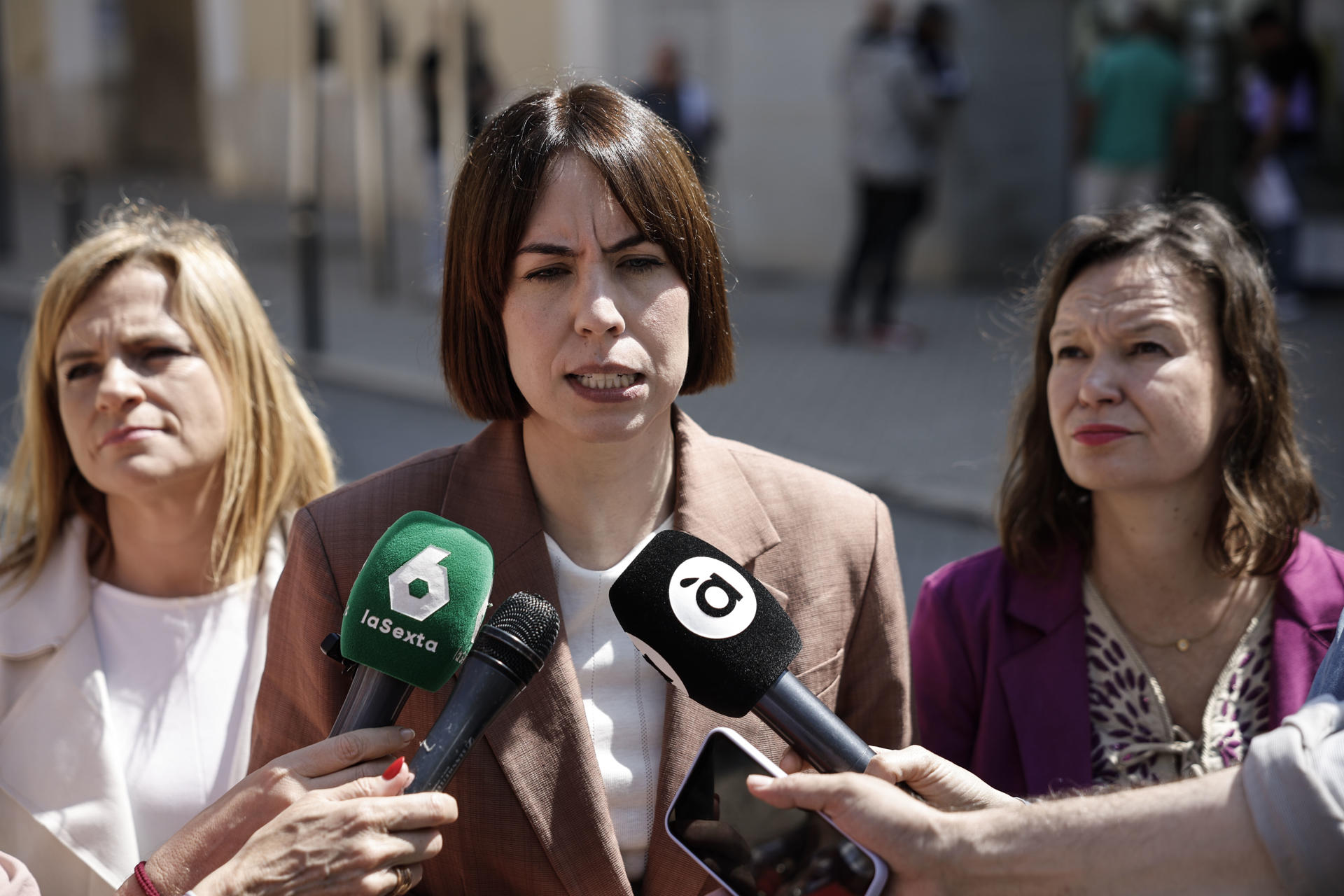 La secretaria general del PSPV-PSOE y ministra de Ciencia y Universidades, Diana Morant (centro), y la eurodiputada socialista Leire Pajín (dcha) visitan el municipio de Sedaví con motivo del Día de Europa. En la imagen Morant atiende a los medios de comunicación junto a Pajín y la delegada del Gobierno, Pilar Bernabé. EFE/Biel Aliño