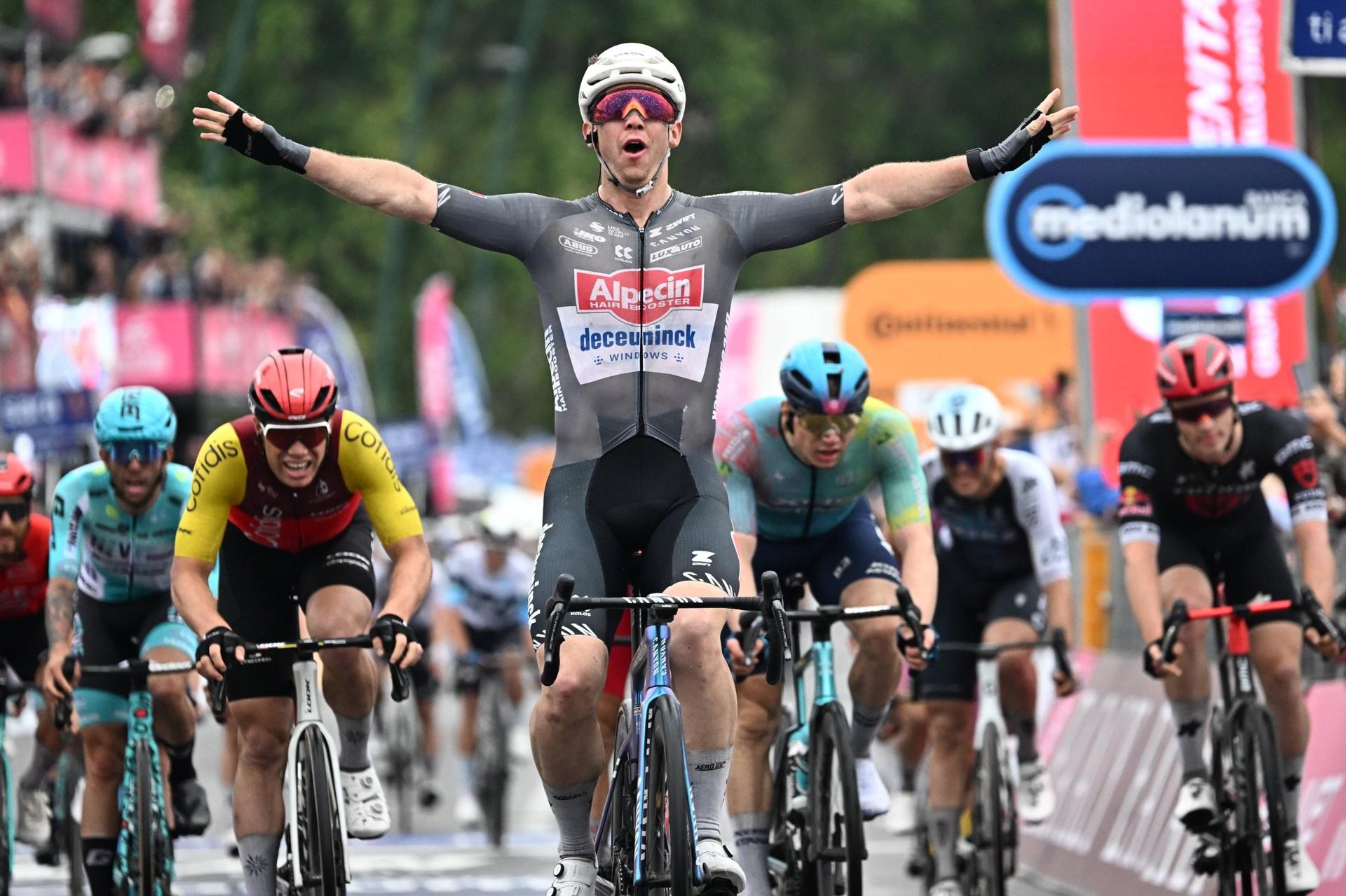 El piloto australiano Kaden Alexander Groves, del equipo durante la sexta etapa del Giro de Italia disputada entre Potenza y Nápoles. EFE/EPA/LUCA ZENNARO