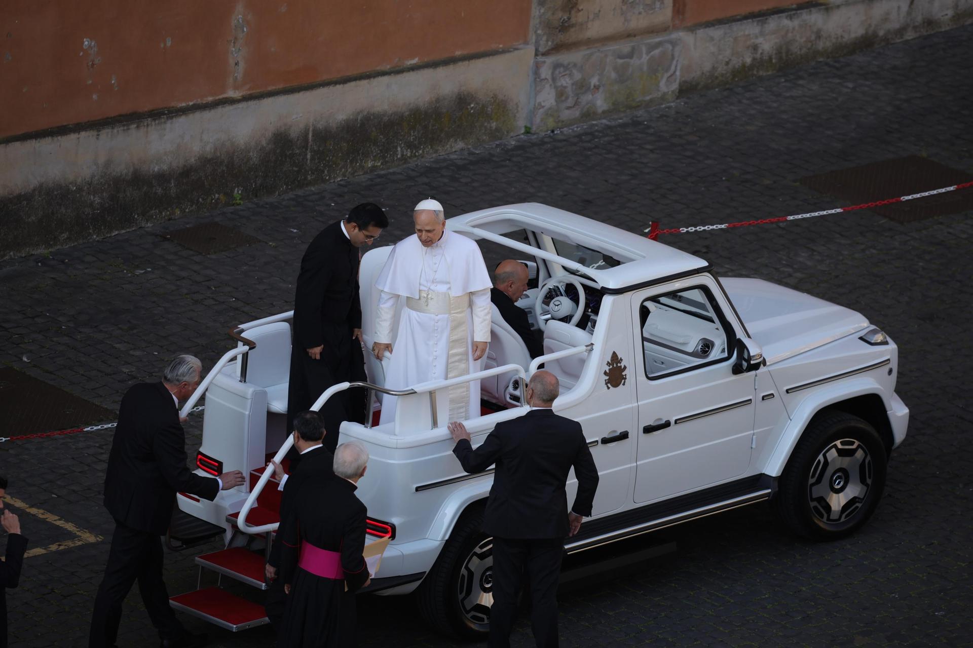 El papa León XIV llega en el papamóvil a la Plaza de San Pedro, Ciudad del Vaticano, el 18 de mayo de 2025. EFE/EPA/MASSIMO PERCOSSI