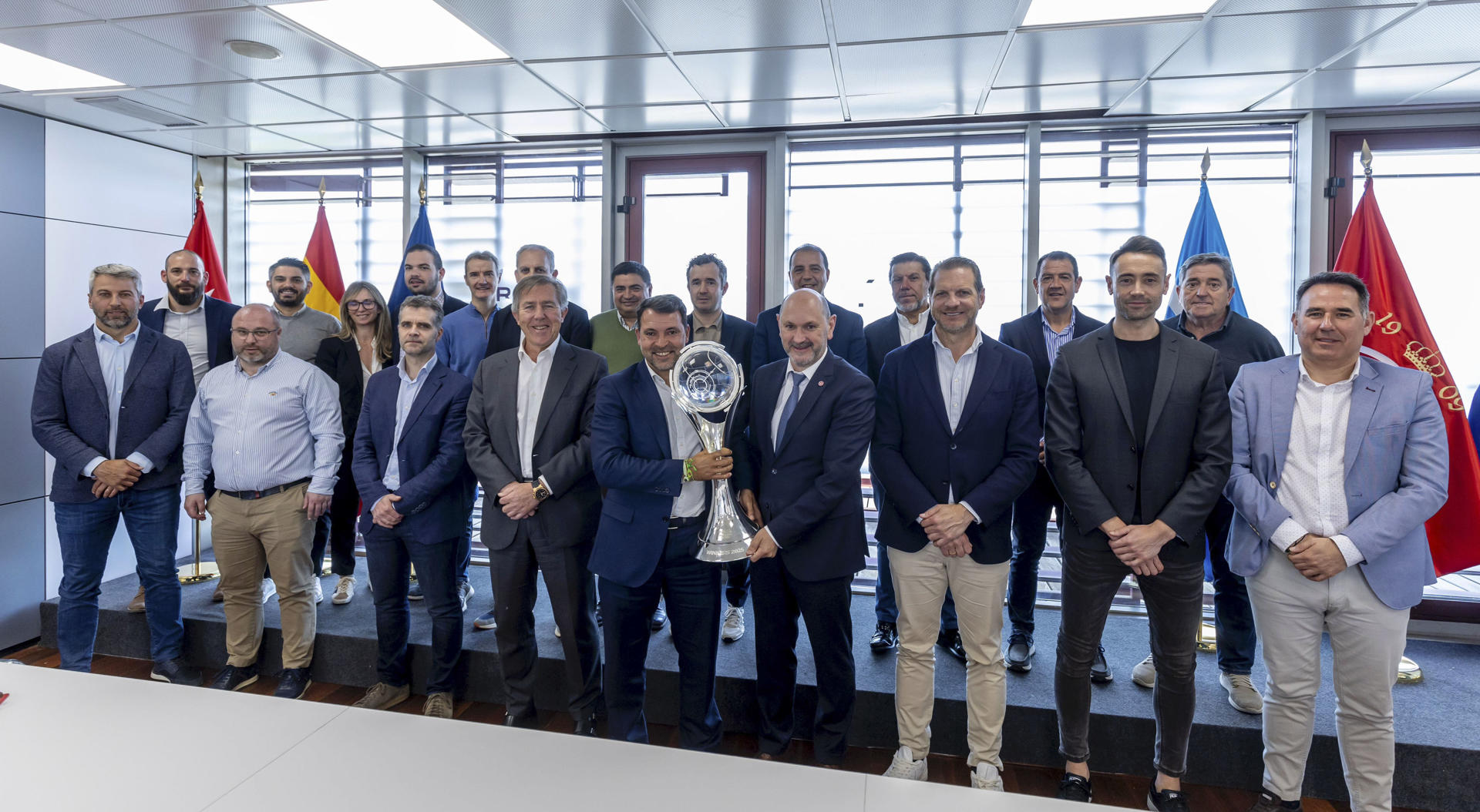 -El presidente de la RFEF Rafael Louzán (4d), ha realizado un homenaje al Illes Balears Palma Futsal, reciente campeón de la UEFA Futsal Champions League por tercera vez consecutiva, este miércoles en la Ciudad del Fútbol. El presidente de la Real Federación Española de Fútbol (RFEF), Rafael Louzán, anunció un nuevo modelo "ilusionante" de gestión de la competición de fútbol sala que, según dijo, ha acordado con los clubes de Primera División.- EFE/RFEF