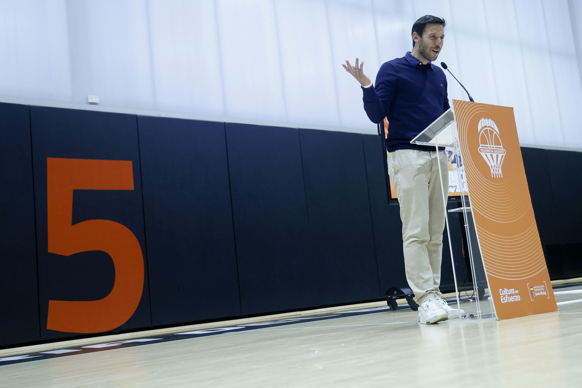 El belga Sam Van Rossom, que durante diez años fue base del Valencia Basket y protagonista de algunos de los grandes éxitos del club, interviene durante el homenaje que le han rendido y con el que se da nombre a la pista 5 de L'Alqueria del Basket, la instalación de cantera del club valenciano. EFE/ Miguel Ángel Polo