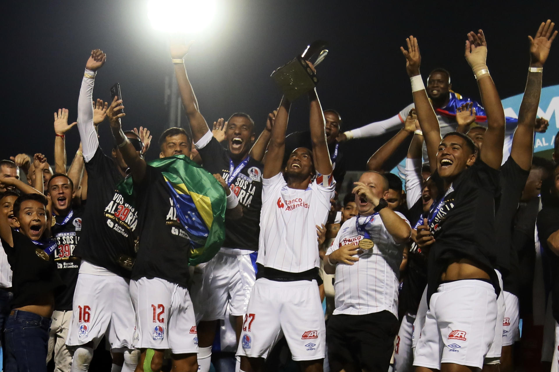 Jugadores de Olimpia celebran este domingo la conquista del Torneo Apertura hondureño en el Estadio Nacional Chelato Uclés de Tegucigalpa. EFE/ STR
