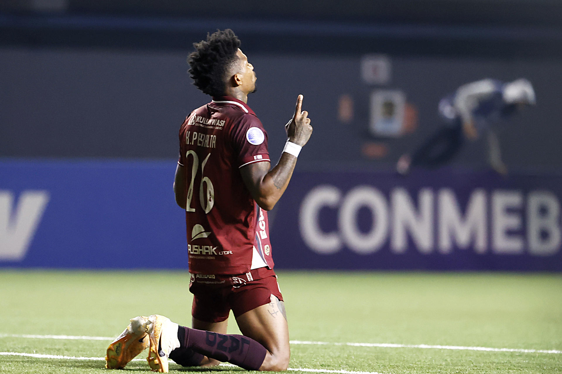 Kevin Peralta de Mushuc Runa celebra la victoria sobre Palestino en el partido de la última jornada de la fase de grupos de la Copa Sudamericana jugado en el estadio Bicentenario de La Florida en Santiago. EFE/ Elvis González.