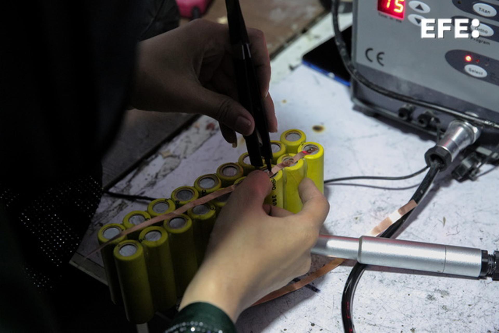 La joven Zahra Ali, de 23 años, es una "innovadora energética" en su país, Afganistán, donde ha creado un sistema único de fabricación de baterías portátiles, limpias y renovables en su casa de Kabul, desafiando las estrictas medidas de los talibanes.
EFE/EPA/SAMIULLAH POPAL