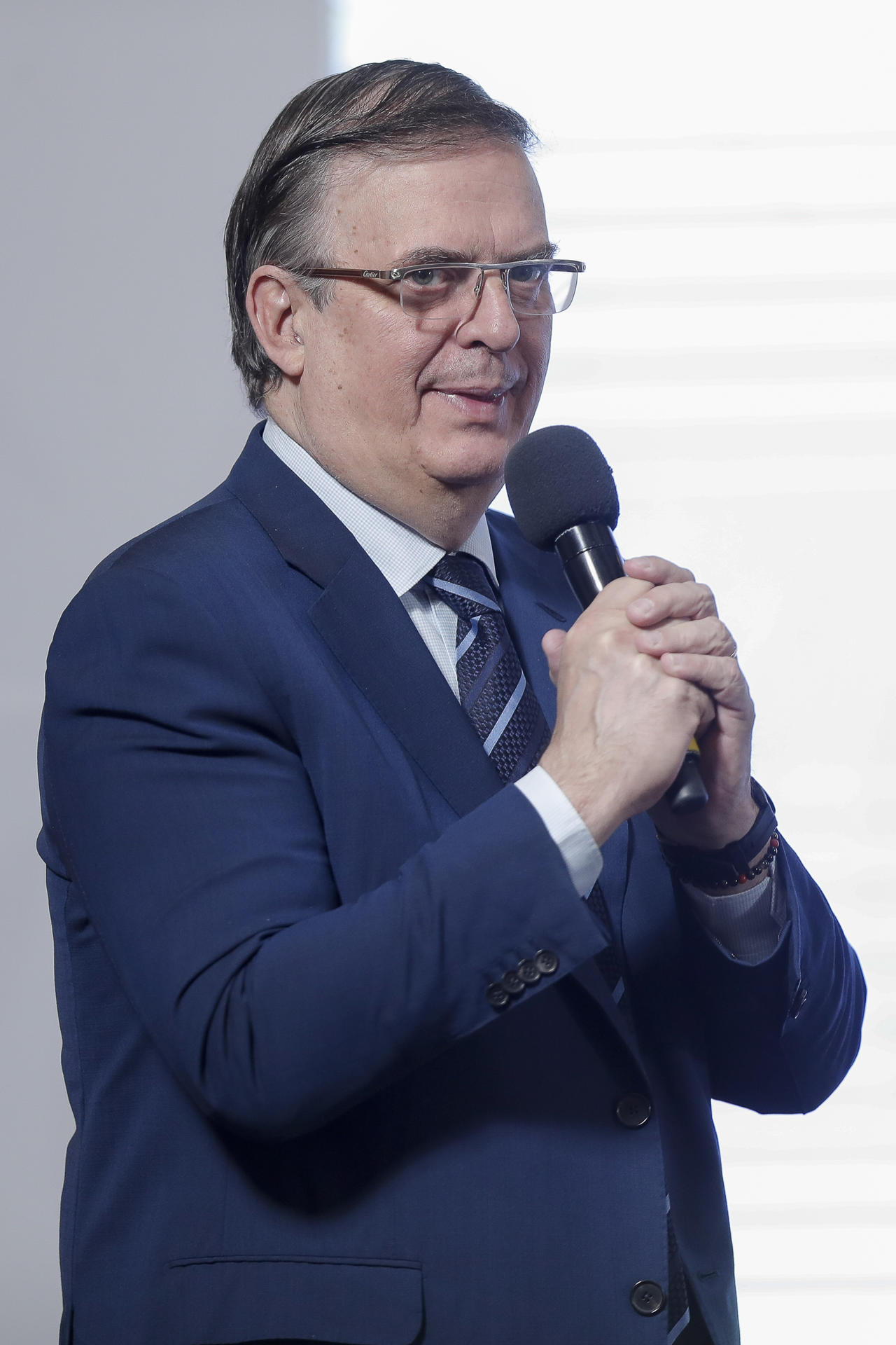 El secretario de Economía, Marcelo Ebrard, participa este jueves durante una rueda de prensa de la presidenta de México, Claudia Sheinbaum en Palacio Nacional de la Ciudad de México (México). EFE/ Isaac Esquivel