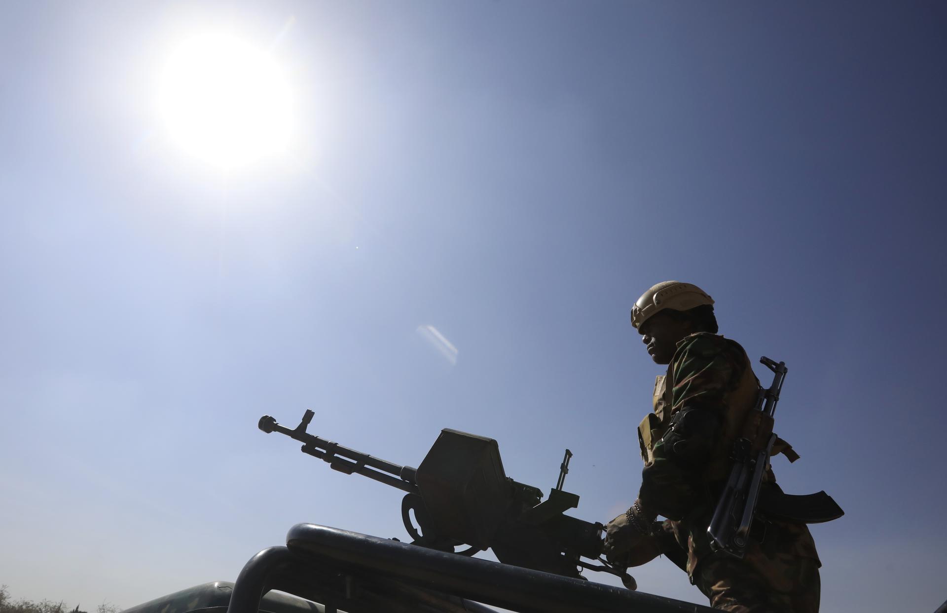 Un soldado yemení con una ametralladora en Saná, Yemen, el 1 de mayo de 2025. EFE/EPA/YAHYA ARHAB