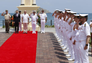 El embajador de España en Colombia, Santiago Jiménez (2i), y el alcalde de Santa Marta, Carlos Pinedo Cuello (3i), junto a los guardiamarinas españoles y los cadetes de la Armada de Colombia rinden homenaje en el monumento de Rodrigo de Bastidas este 14 de mayo de 2025 en Santa Marta (Colombia). EFE/Mauricio Dueñas Castañeda
