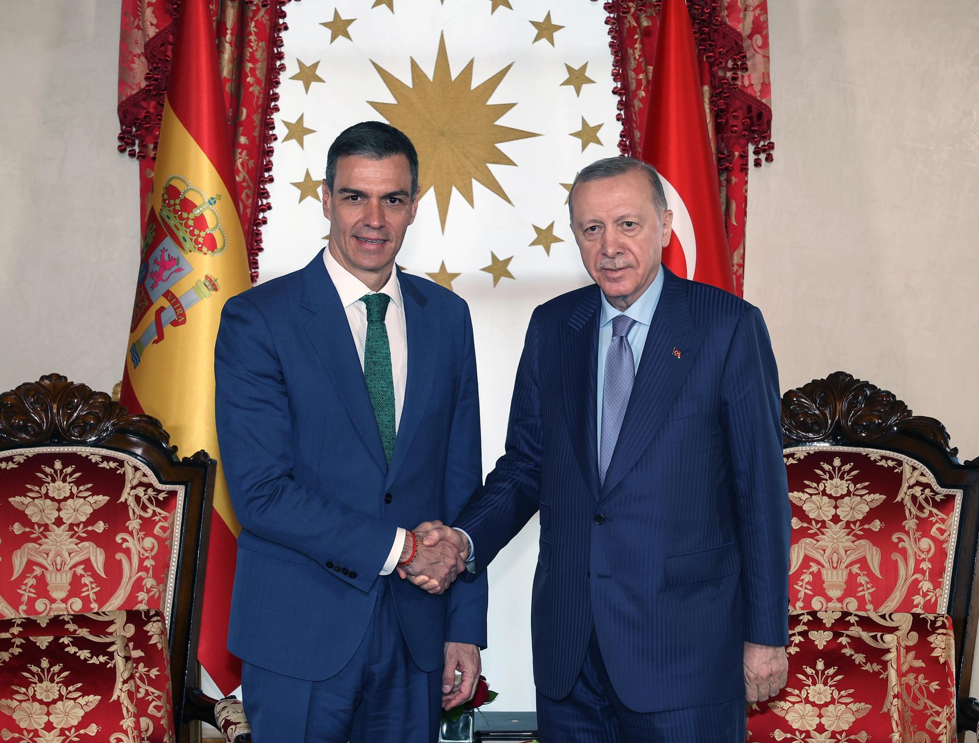 Una imagen de archiv facilitada por la Oficina de Prensa Presidencial Turca muestra al presidente turco, Recep Tayyip Erdogan (D), y al primer ministro español, Pedro Sánchez (I), estrechándose la mano durante su reunión en Estambul, Turquía, el 23 de mayo de 2025. El primer ministro español se reúne con Erdogan en Estambul para discutir la situación en Gaza, en medio de la creciente presión sobre Israel, así como las perspectivas de paz en Ucrania. (España, Turquía, Ucrania, Estambul) EFE/EPA/OFICINA DE PRENSA PRESIDENCIAL TURCA SUMINISTRO SUMINISTRO USO EDITORIAL SOLAMENTE/NO VENTAS