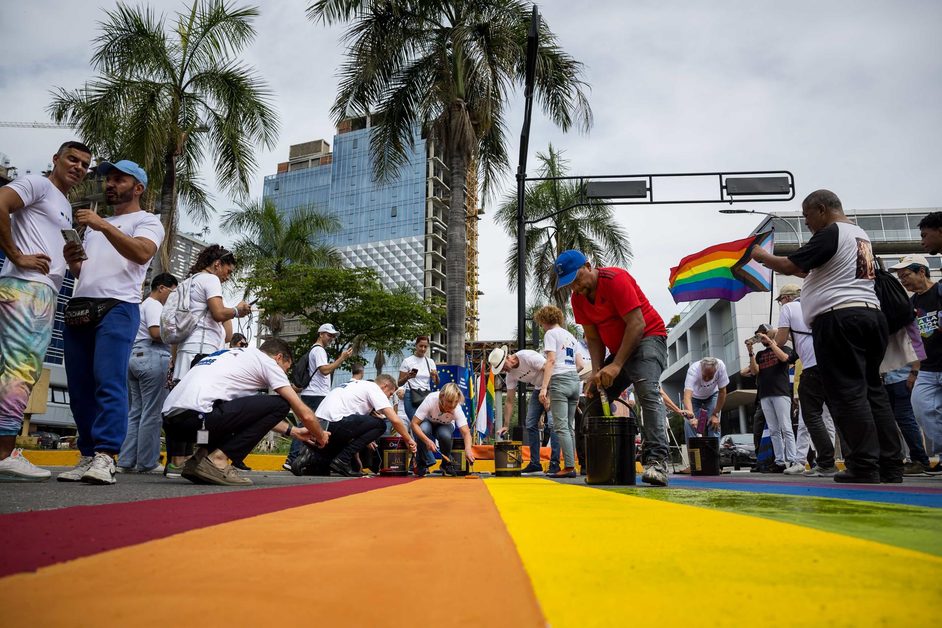 Personas participan en una actividad cultural este sábado, en Caracas (Venezuela). EFE/ Miguel Gutiérrez