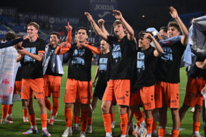Los jugadores del Celta celebran su victoria ante el Getafe tras el encuentro correspondiente a la jornada 38 de LaLiga EA Sports que Getafe CF y Celta de Vigo han disputado este sábado en el estadio Coliseum. EFE/Fernando Villar