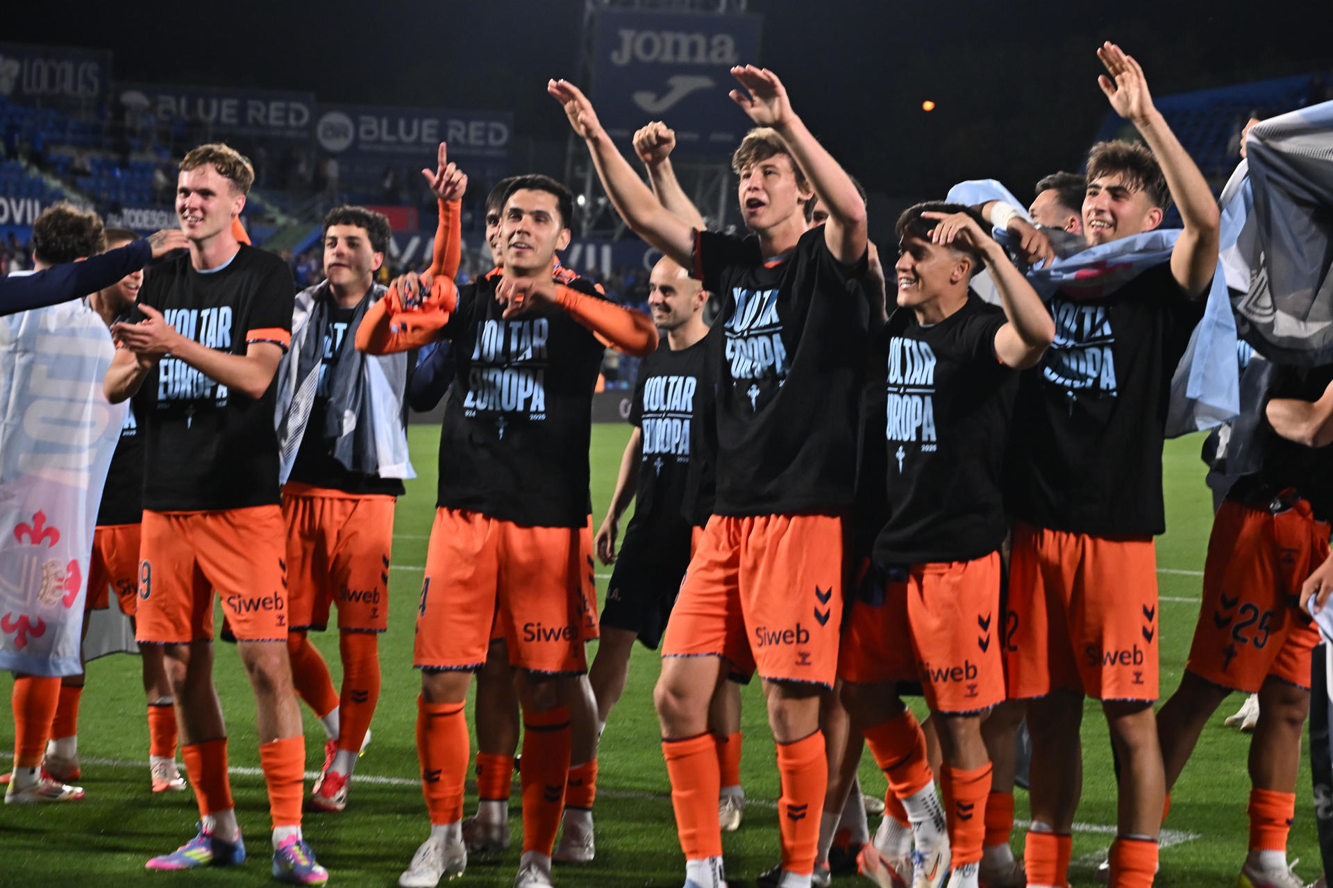 Los jugadores del Celta celebran su victoria ante el Getafe tras el encuentro correspondiente a la jornada 38 de LaLiga EA Sports que Getafe CF y Celta de Vigo han disputado este sábado en el estadio Coliseum. EFE/Fernando Villar