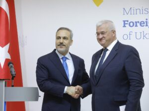 El ministro de Asuntos Exteriores de Ucrania, Andrí Sibiga (d), y el ministro de Asuntos Exteriores de Turquía, Hakan Fidan, se dan la mano durante una conferencia de prensa conjunta después de su reunión en Kiev, Ucrania, el 30 de mayo de 2025. EFE/EPA/SERGEY DOLZHENKO
