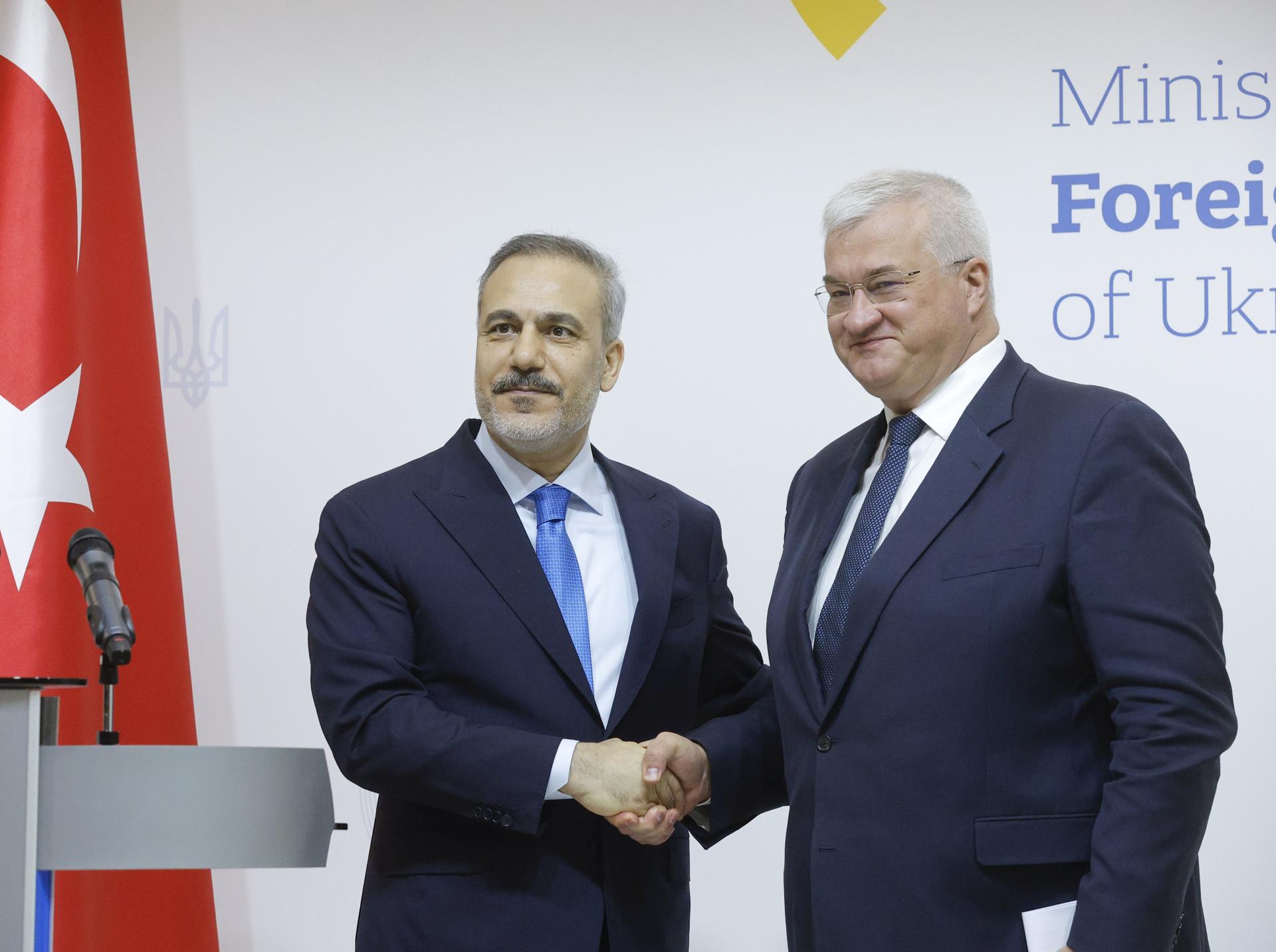 El ministro de Asuntos Exteriores de Ucrania, Andrí Sibiga (d), y el ministro de Asuntos Exteriores de Turquía, Hakan Fidan, se dan la mano durante una conferencia de prensa conjunta después de su reunión en Kiev, Ucrania, el 30 de mayo de 2025. EFE/EPA/SERGEY DOLZHENKO