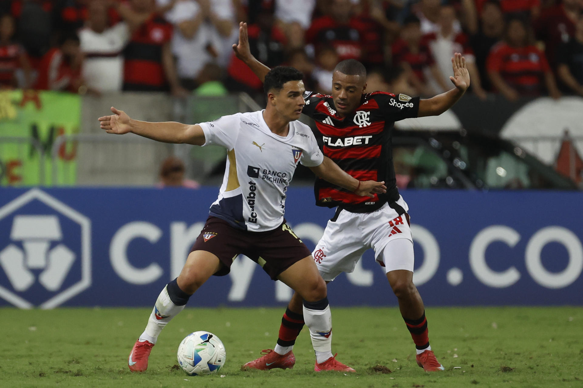 Nicolás de la Cruz (d), de Flamengo, disputa el balón con Alexander Alvarado de L.D.U. Quito, en un partido de la fase de grupos de la Copa Libertadores entre Flamengo y L.D.U. Quito, en el Estadio Maracaná, en Rio de Janeiro (Brasil). EFE/Antonio Lacerda