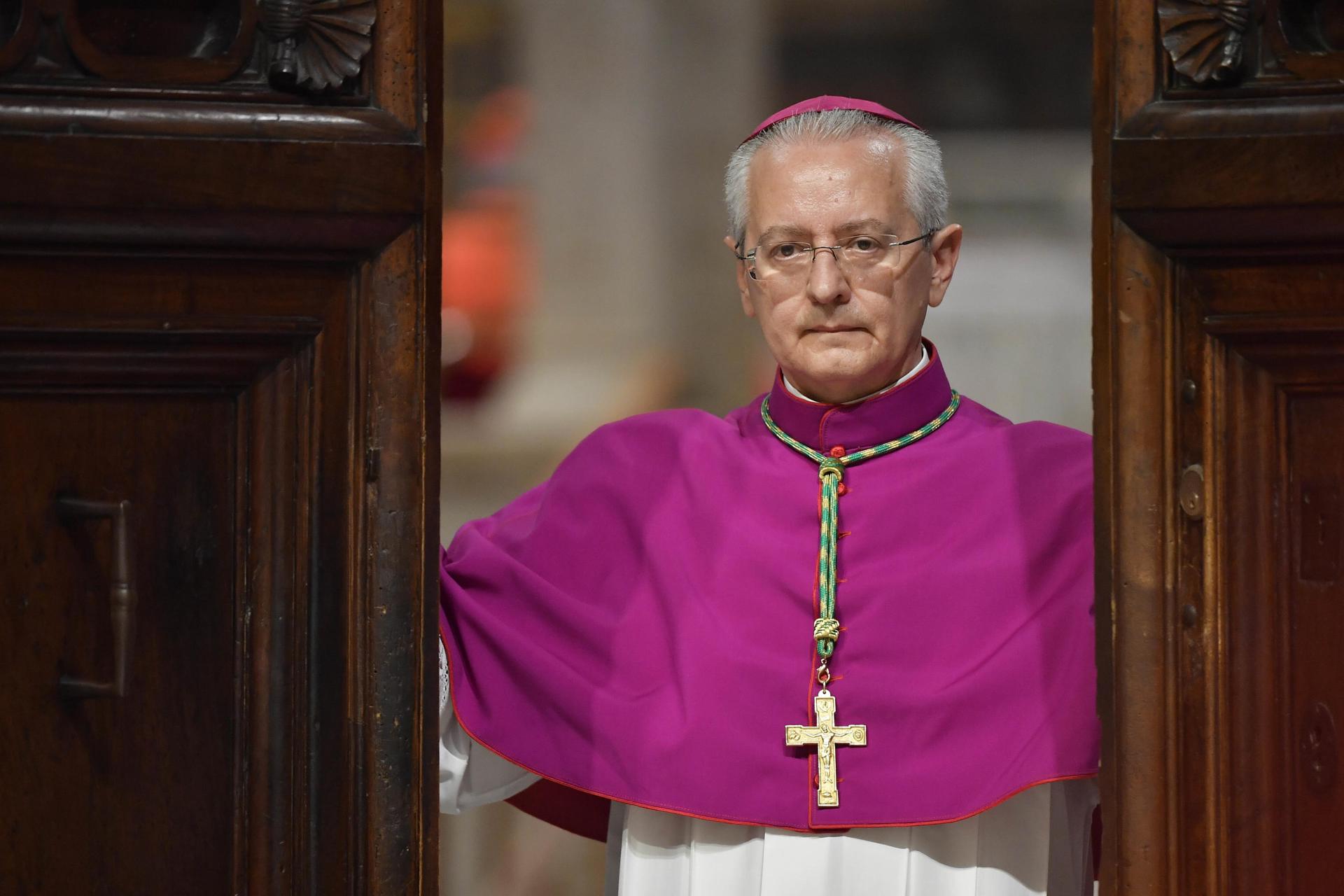 Diego Giovanni Ravelli cierra las puertas antes del inicio del cónclave para elegir a un nuevo Papa en la Capilla Sixtina en la Ciudad del Vaticano, 07 de mayo de 2025. (Papa) EFE/EPA/VATICAN MEDIA HANDOUT HANDOUT SOLO PARA USO EDITORIAL/SIN VENTAS