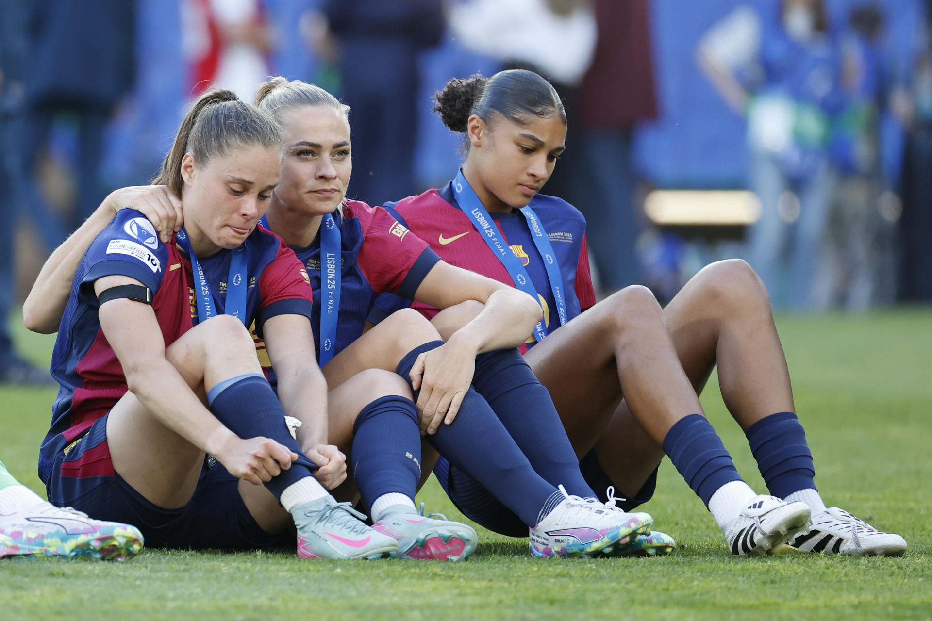 Las jugadoras del Barcelona tras la final de la Liga de Campeones Femenina UEFA, entre el Arsenal y el Barcelona, en el estadio José Alvalade de Lisboa (Portugal). EFE/ Toni Albir
