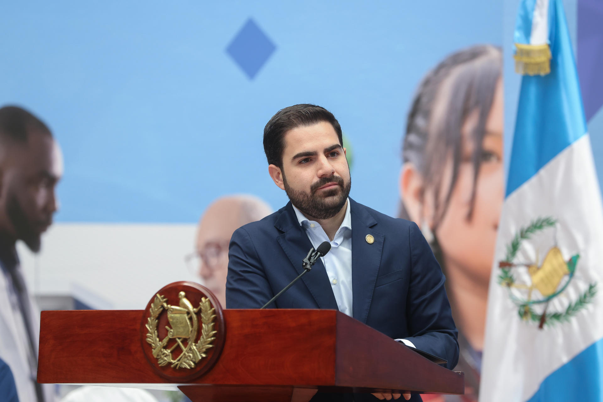 El secretario de Comunicación Social de la Presidencia de Guatemala, Santiago Palomo, habla en una rueda de prensa este lunes, en Ciudad de Guatemala (Guatemala). EFE/ Mariano Macz.