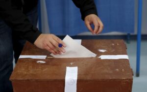 Un hombre emite su voto durante la segunda vuelta de las elecciones presidenciales en Fagaras, Rumanía, el 18 de mayo de 2025. EFE/EPA/BOGDAN CRISTEL