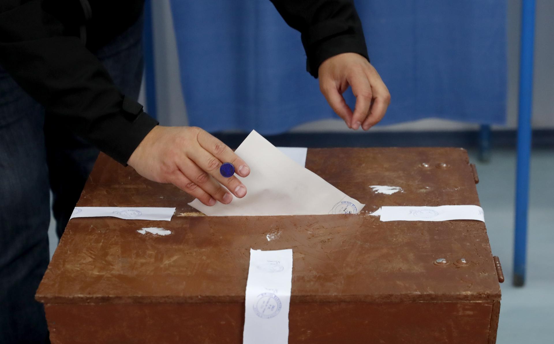 Un hombre emite su voto durante la segunda vuelta de las elecciones presidenciales en Fagaras, Rumanía, el 18 de mayo de 2025. EFE/EPA/BOGDAN CRISTEL