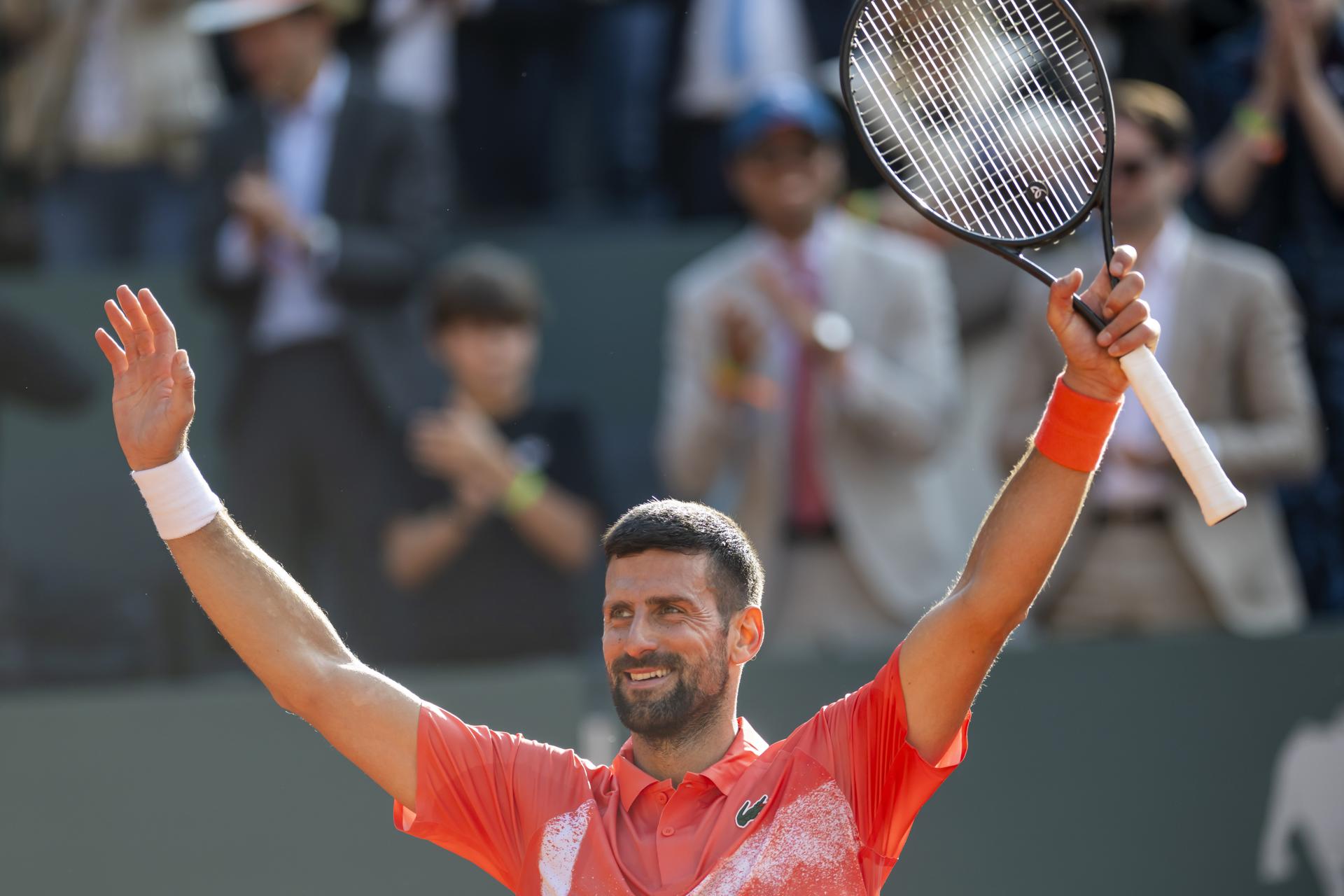 Novak Djokovic de Serbia en celebra la victoria contra Cameron Norrie de Gran Bretaña durante su partido de semifinales masculino en el torneo de tenis Abierto de Ginebra. EFE/EPA/MARTIAL TREZZINI