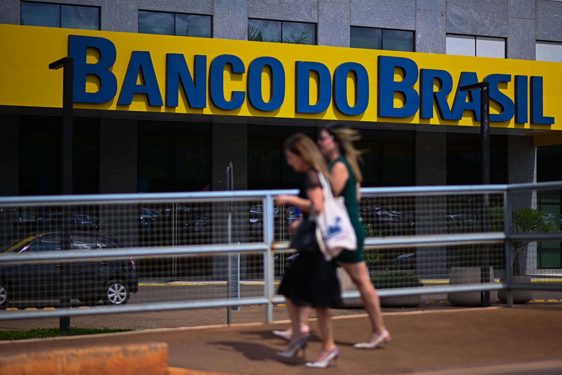 Fotografía de archivo en la que se captó a un par de mujeres al pasar frente a una sede del Banco do Brasil, en BrasIlia (Brasil). EFE/André Borges
