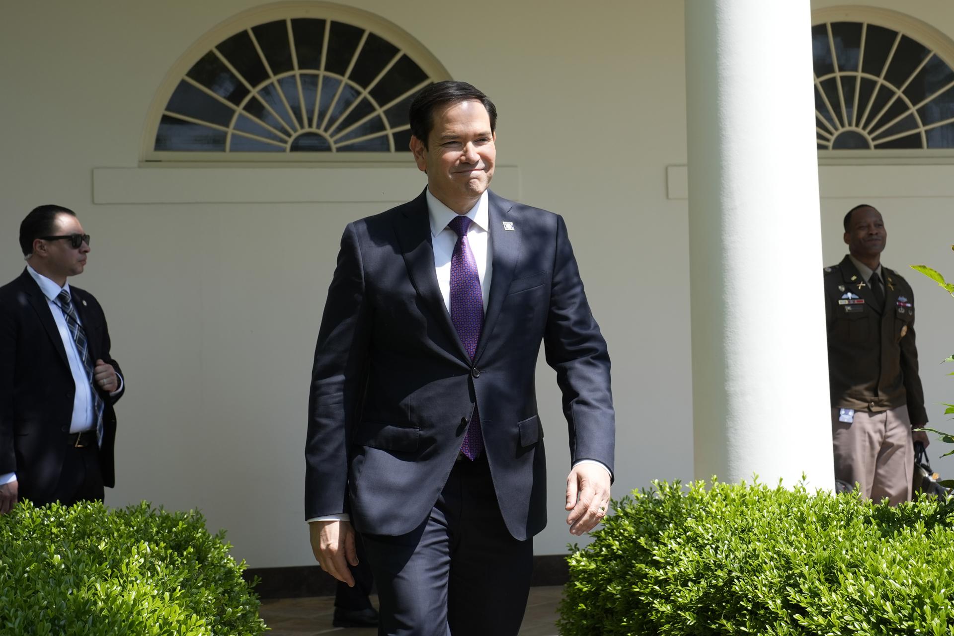El secretario de Estado estadounidense, Marco Rubio (c), fue captado el pasado 1 de mayo, en el Jardín de las Rosas de la Casa Blanca, en Washington DC (EE.UU.). EFE/Yuri Gripas/Pool