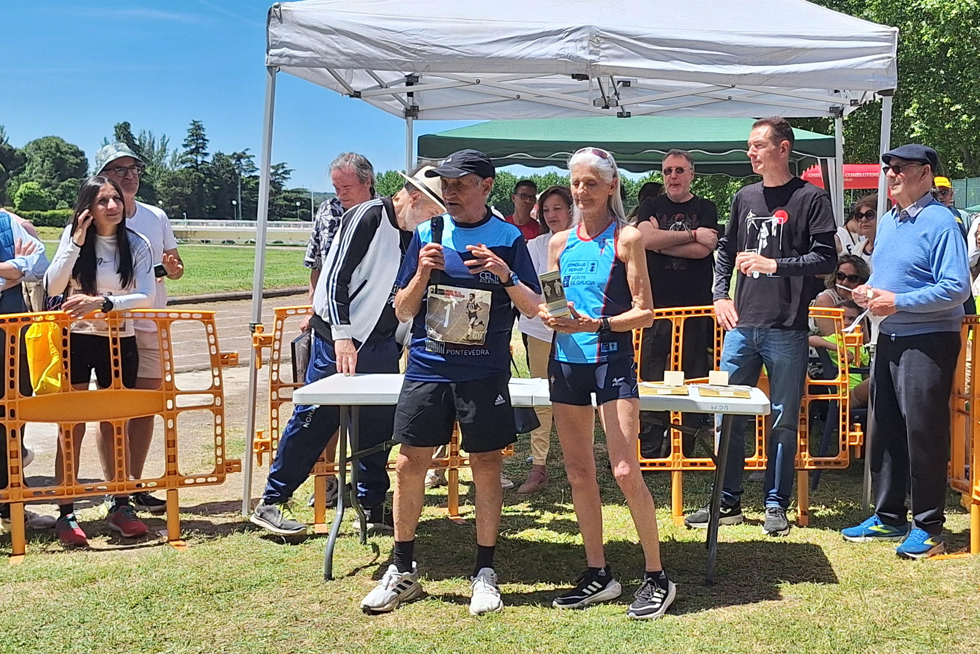 Los deportistas gallegos Javier Álvarez Salgado, atleta olímpico en 1968 y 1972, y Loly García, también atleta internacional en aquellos años, reciben este sábado un homenaje en el Memorial Miguel de la Quadra Salcedo celebrado en la pista de ceniza de la Universidad Complutense de Madrid. EFE/ David Ramiro