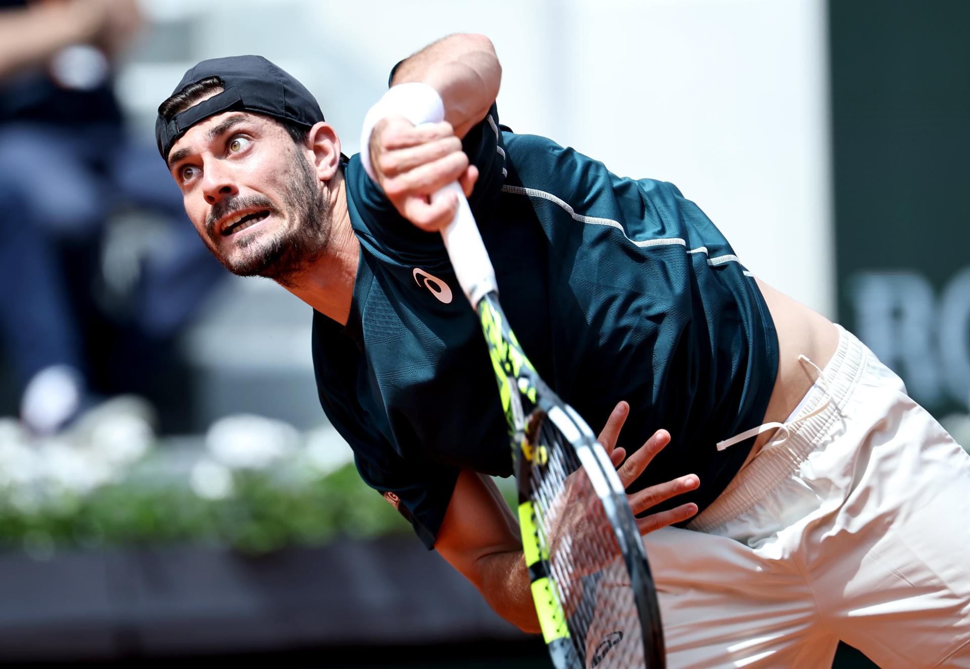 El italiano Giulio Zeppieri sirve durante su partido de primera ronda contra Carlos Alcaraz, en Roland Garros. EFE/EPA/CHRISTOPHE PETIT TESSON
```
