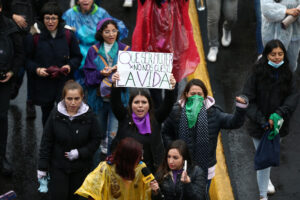 Decenas de personas participan en una marcha contra la violencia de género en Quito (Ecuador), en una fotografía de archivo. EFE/ José Jácome