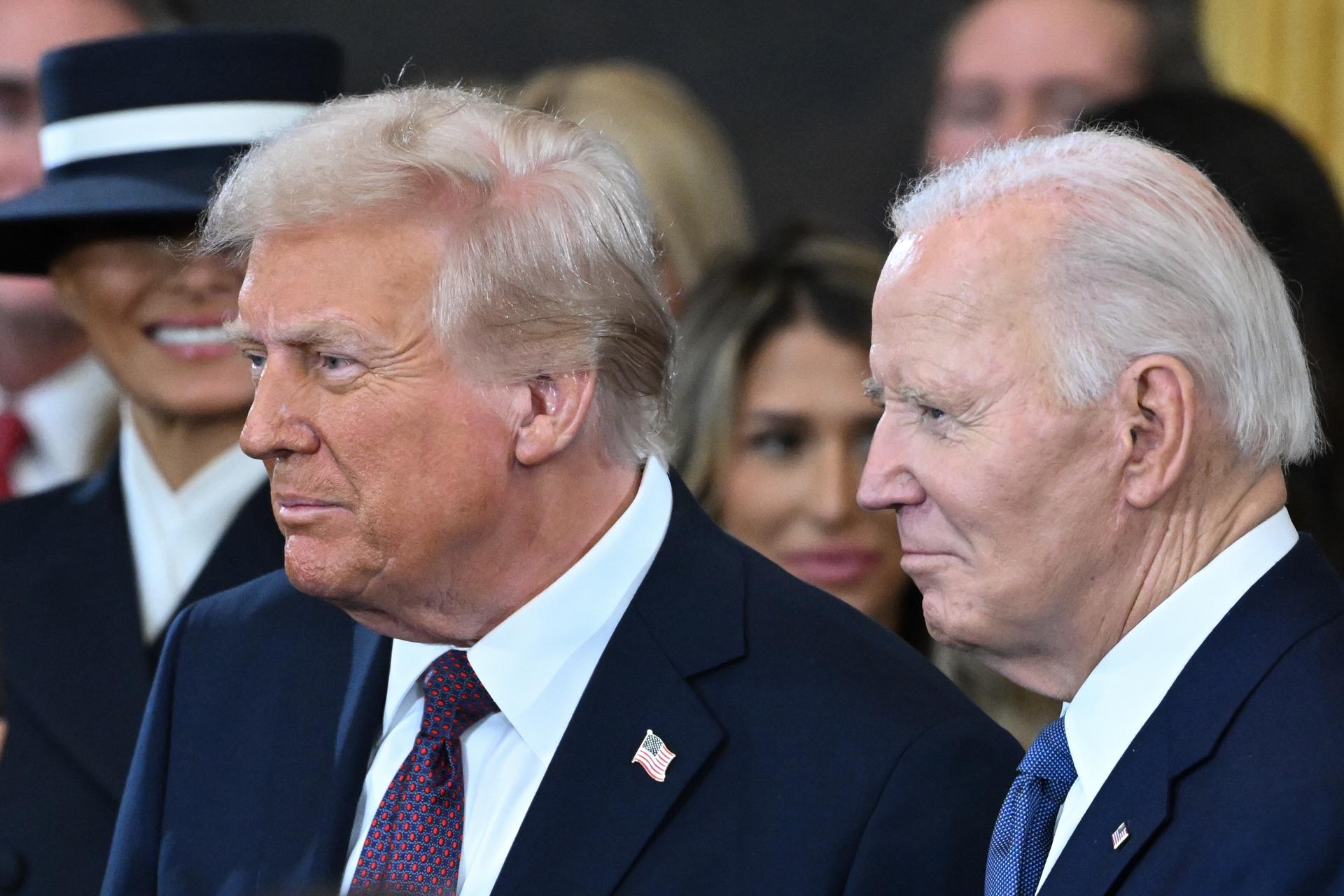 El expresidente estadounidense Joe Biden observa la llegada del presidente estadounidense, Donald Trump, durante la ceremonia de investidura, en una fotografía de archivo del 20 de enero de 2025. EFE/SAUL LOEB