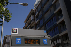 El termómetro de una marquesina marca 40 grados el pasado verano en Madrid. EFE/ Mariscal