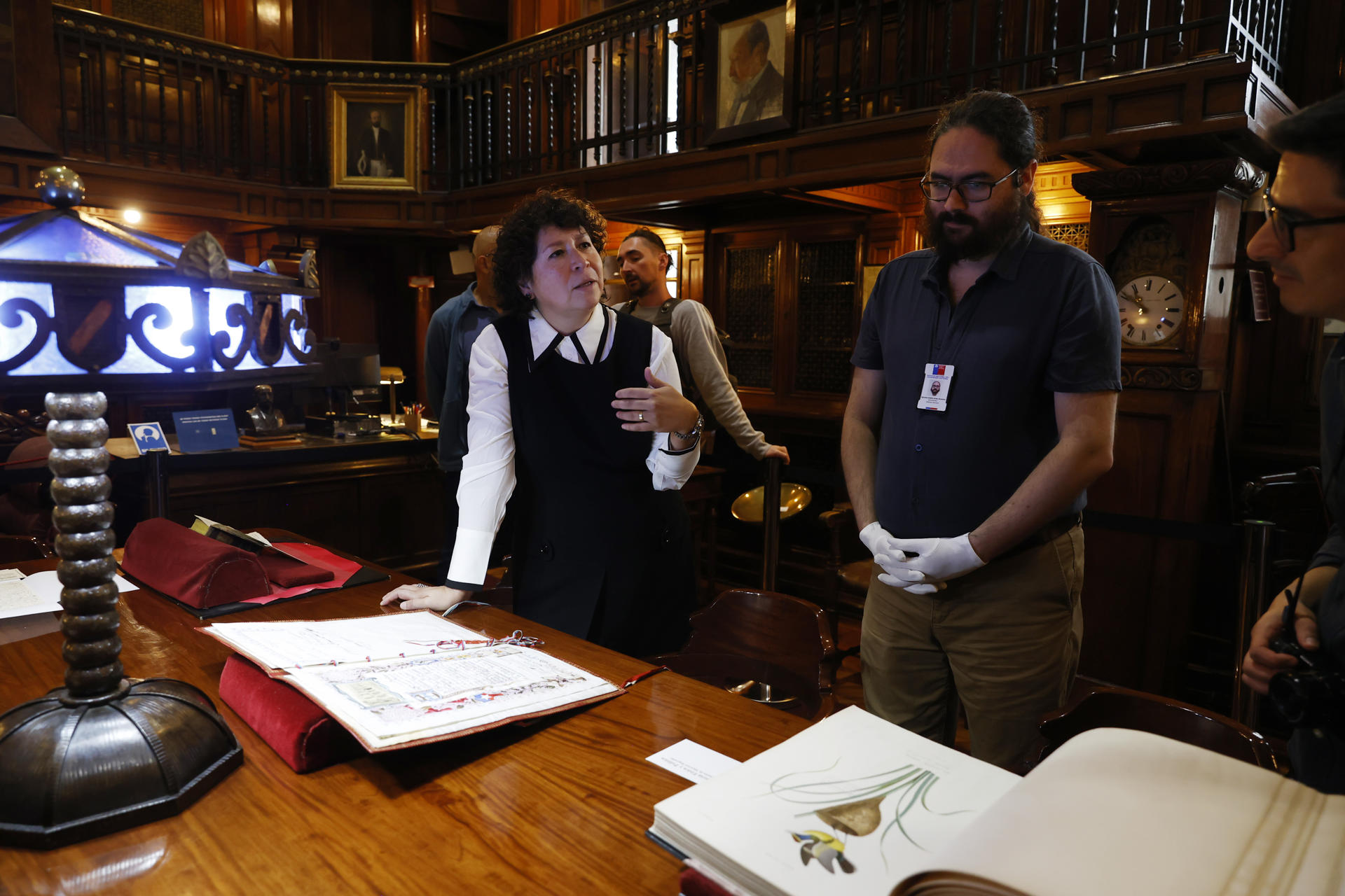 La directora de la Biblioteca Nacional de Chile, Soledad Abarca (i), habla este martes en la Biblioteca Nacional de Santiago (Chile). EFE/ Elvis González