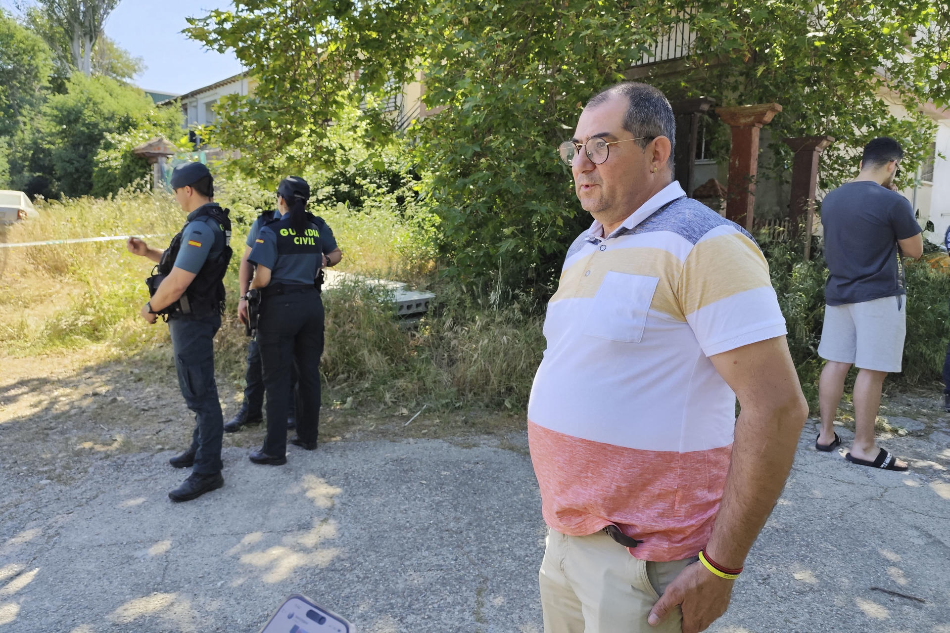 Una mujer ha fallecido por heridas de arma blanca en la localidad cacereña de Aldeanueva del Camino, donde la Guardia Civil, que investiga los hechos, ha localizado a un varón herido en el lugar donde ha encontrado el cadáver. La Delegación del Gobierno contra la Violencia de Género ya ha anunciado que está recabando datos del "asesinato por presunta violencia de género" . EFE/Eduardo Palomo .

