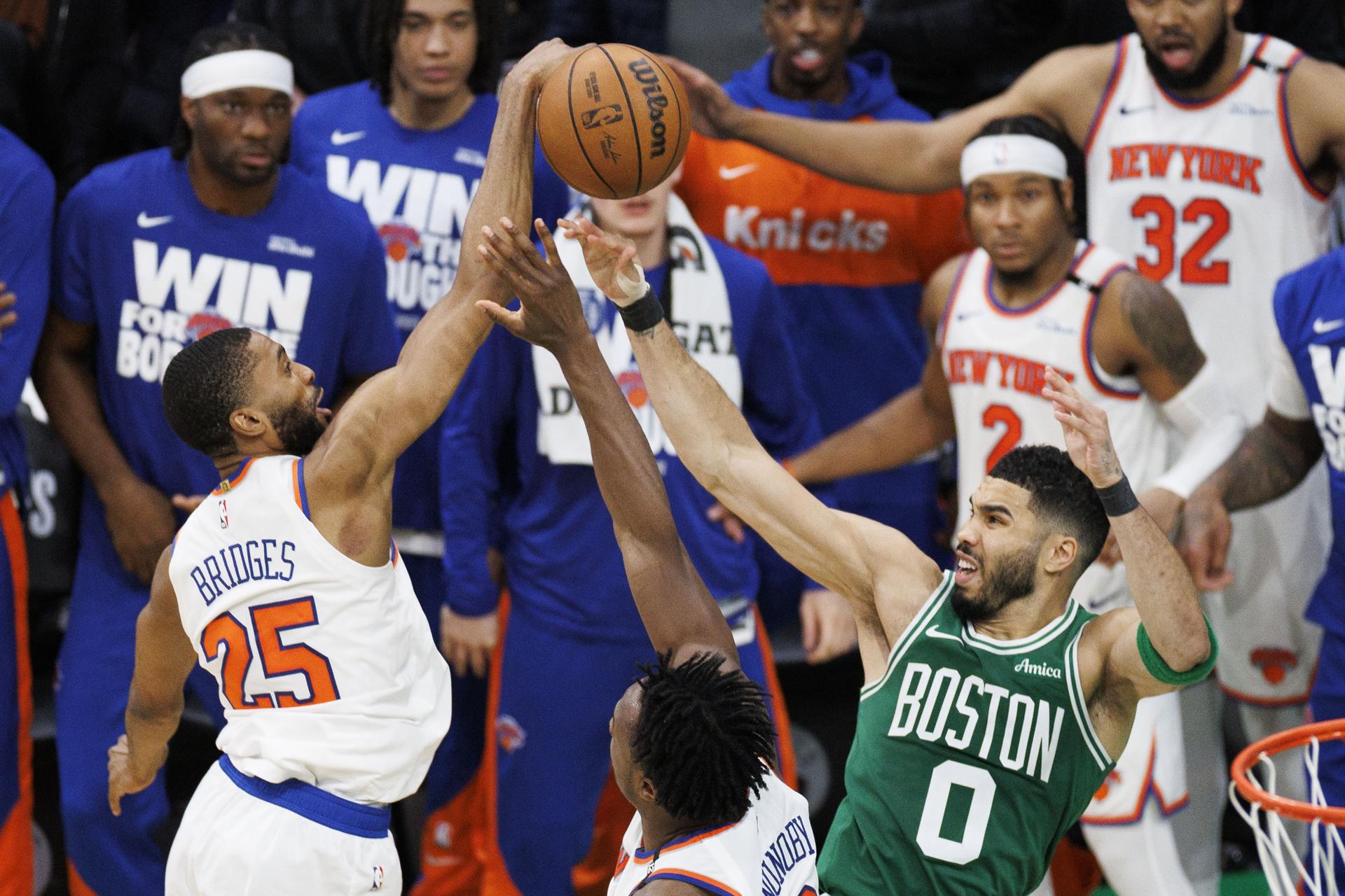 Mikal Bridges (i) volvió a ser el héroe de los Knicks en defensa cuando firmó el robo a clave a Jayson Tatum (d). EFE/EPA/CJ GUNTHER
