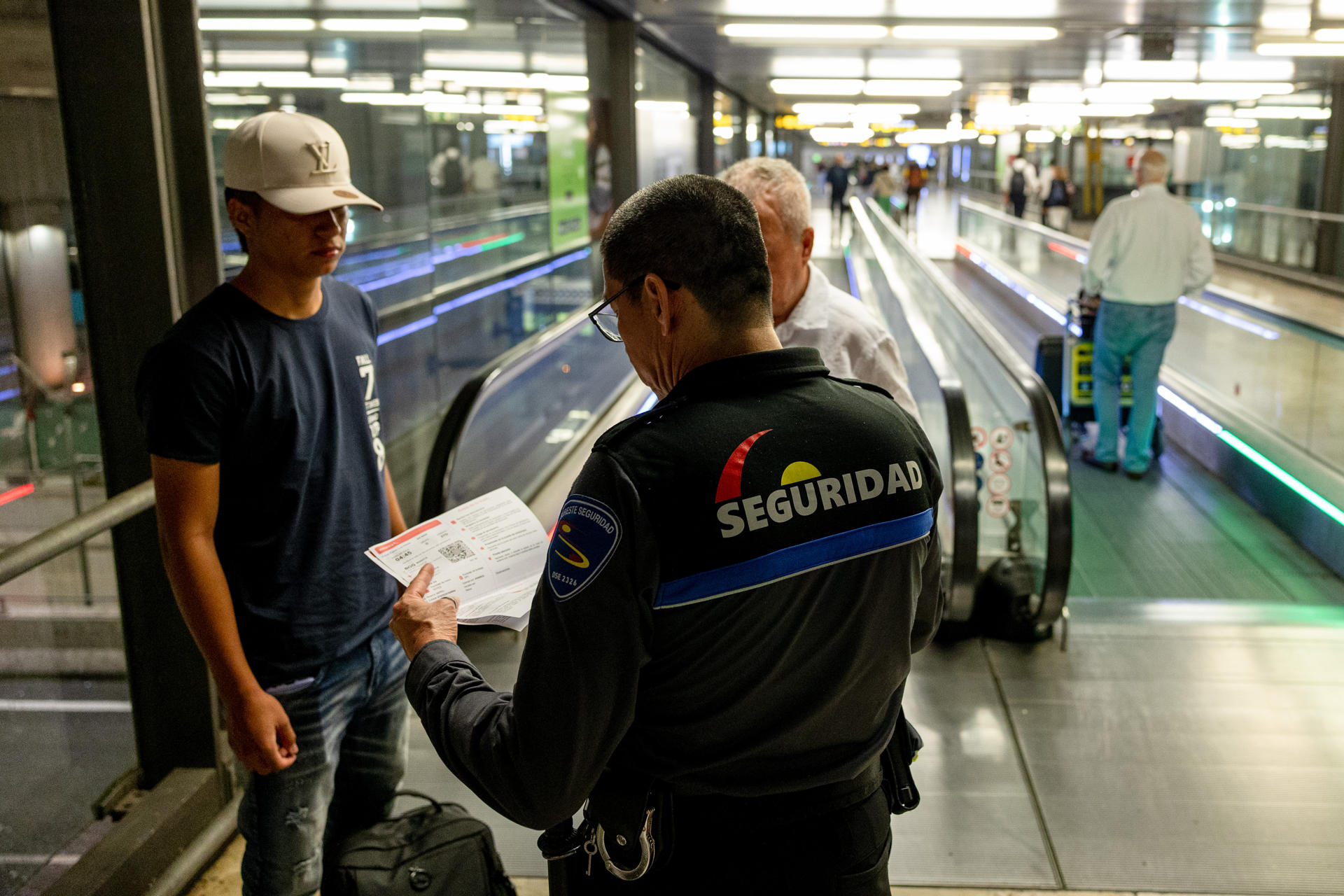 Aeropuertos Españoles y Navegación Aérea (Aena) ha comenzado a las nueve de la noche de este miércoles los controles de acceso al aeropuerto Adolfo Suárez Madrid-Barajas para evitar que se agrave la situación generada por la pernoctación de personas sin hogar en las terminales. EFE/Daniel González