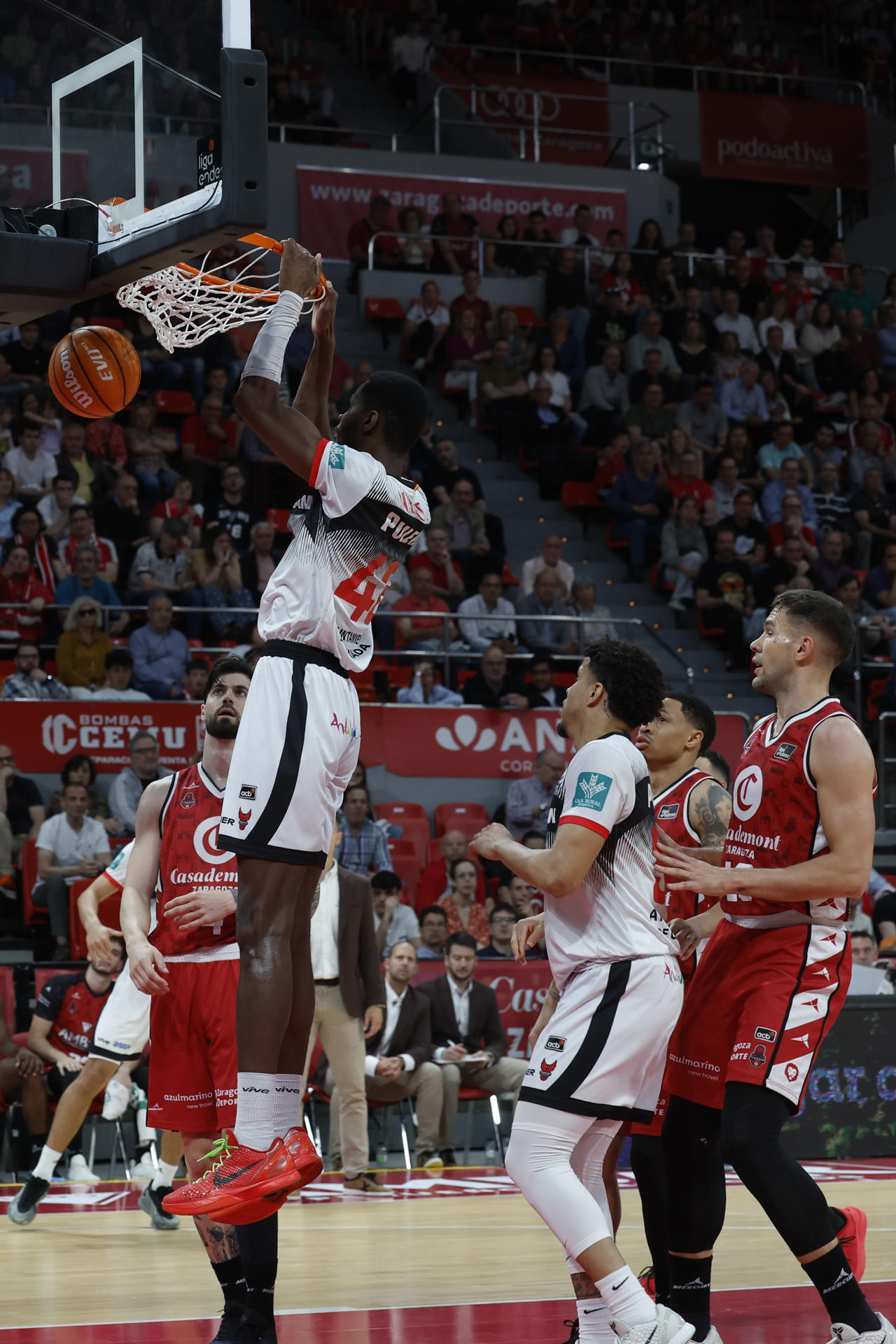 El pívot de Covirán Granada Ousmane N'Diaye hace un mate ante el Casademont Zaragoza, durante el partido de Liga Endesa disputado este domingo en el Pabellón Príncipe Felipe de Zaragoza. EFE/Javier Cebollada