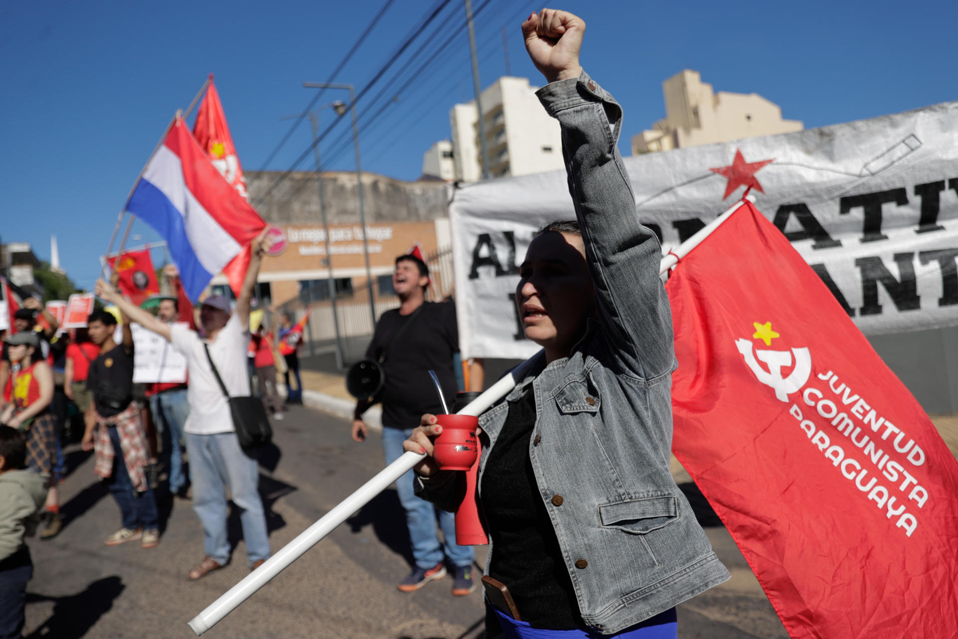 Una persona participa en una manifestación en conmemoración del Día Internacional de los Trabajadores este 1 de mayo de 2025, en Asunción (Paraguay). EFE/ Juan Pablo Pino
