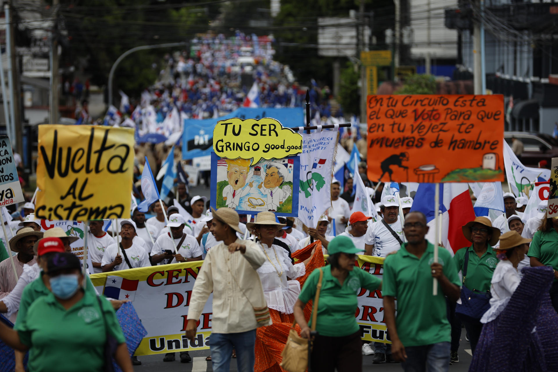 Personas participan en la manifestación del Primero de Mayo este jueves, en Ciudad de Panamá (Panamá).