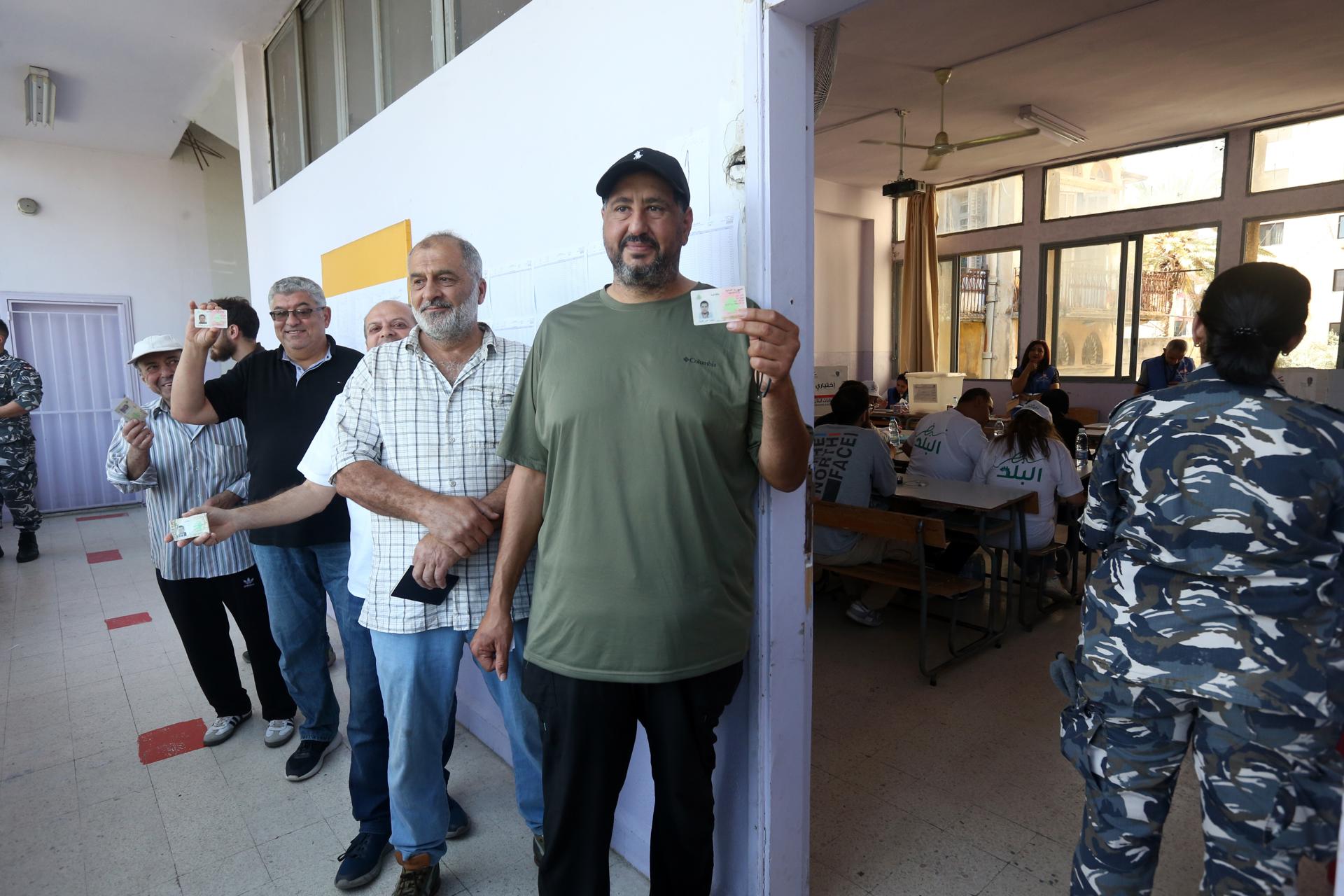 Libaneses hacen fila para votar durante las elecciones municipales en la ciudad portuaria de Sidón, en el sur del Líbano, el 24 de mayo de 2025. EFE/EPA/WAEL HAMZEH