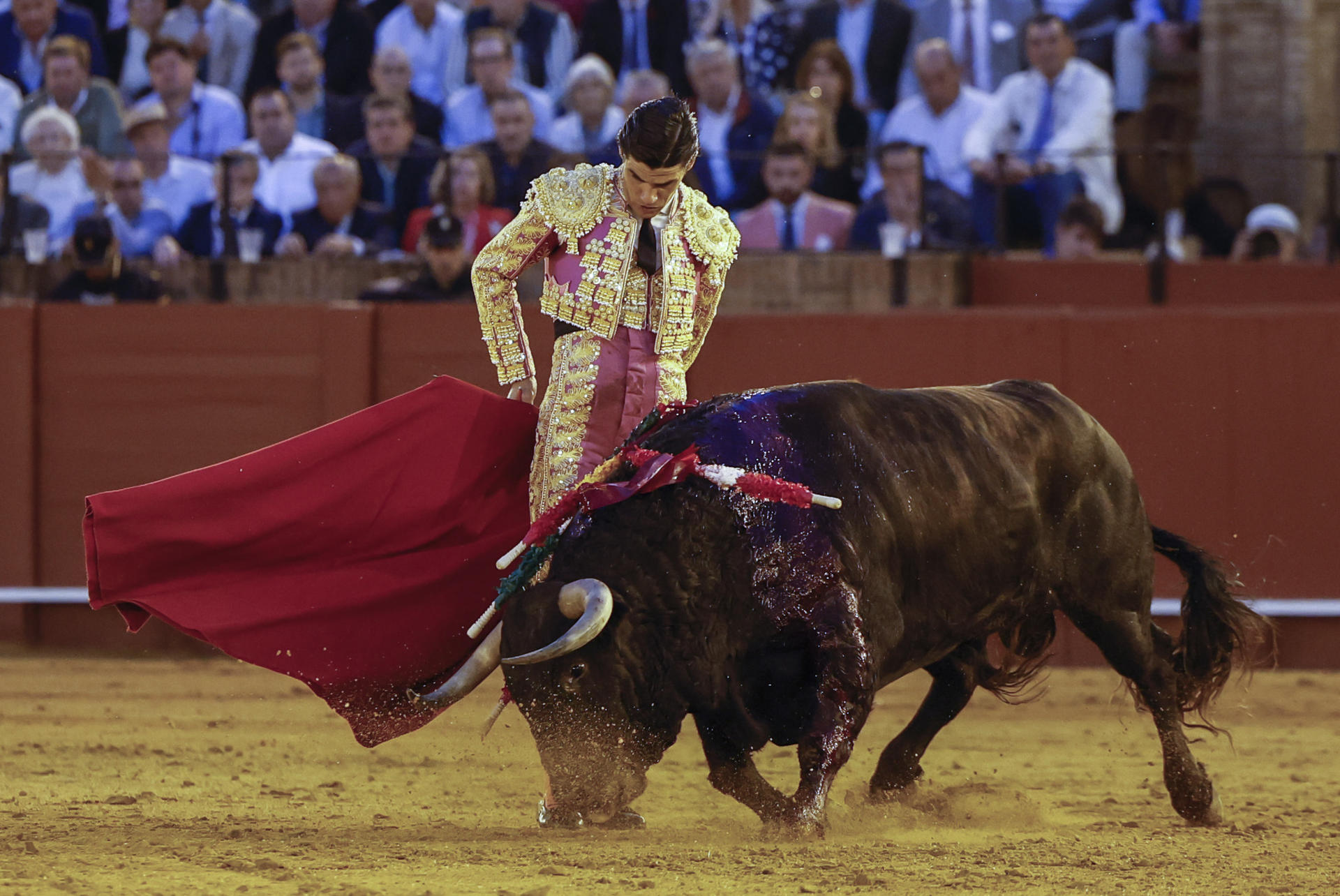 El diestro Pablo Aguado durante la lidia a su segundo de la tarde en el festejo de la Feria de Abril, este jueves en la plaza de la Maestranza, en Sevilla. EFE/ Julio Muñoz