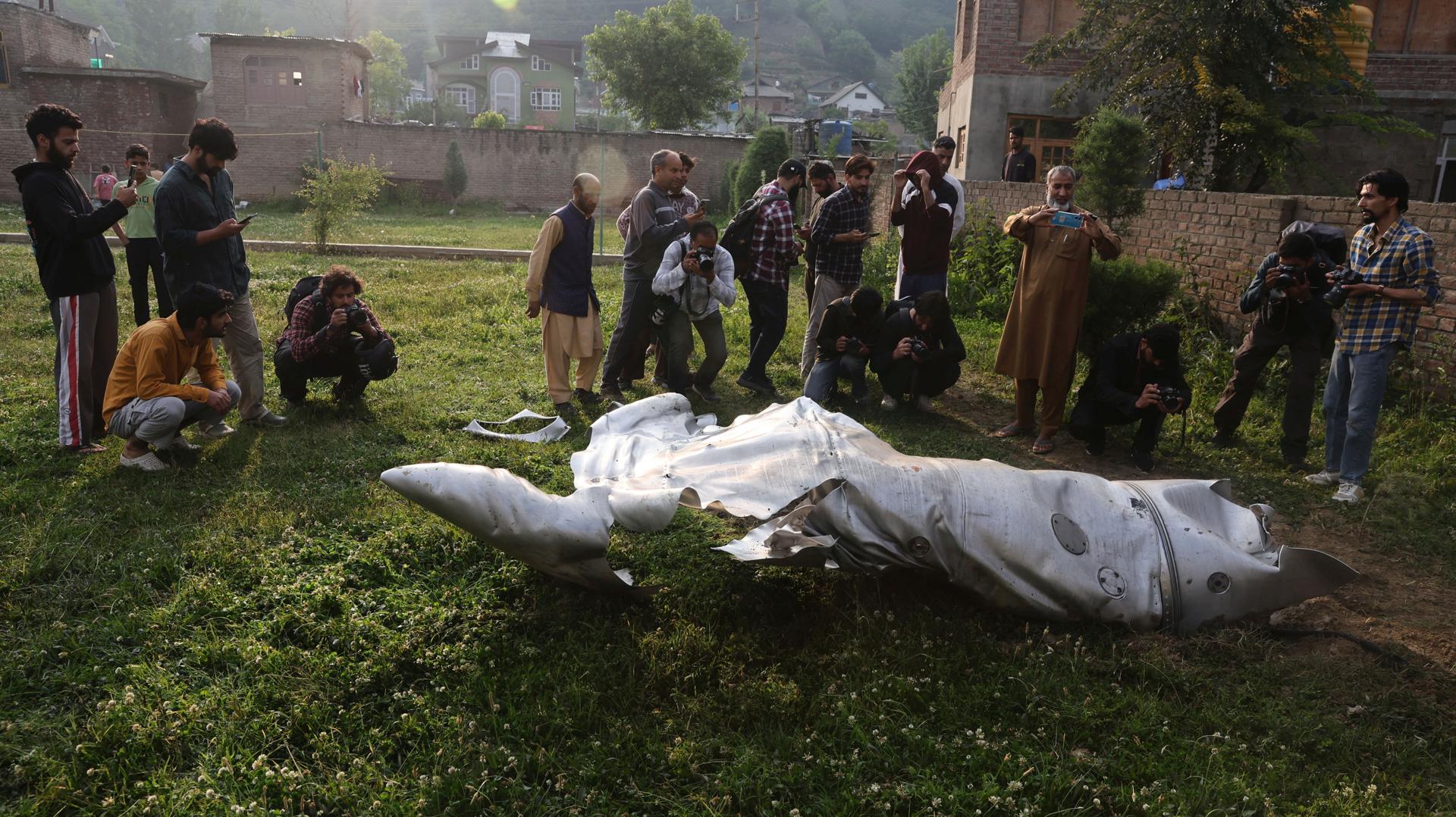 La gente se encuentra de pie cerca de la parte dañada de un avión no identificado en un complejo de la mezquita en Pampore, en las afueras de Srinagar, India, el 07 de mayo de 2025. El 07 de mayo, las Fuerzas Armadas de la India lanzaron la 'Operación Sindoor', golpeando la presunta infraestructura terrorista en Pakistán y en la Cachemira ocupada por Pakistán. (Terrorista) EFE/EPA/FAROOQ KHAN