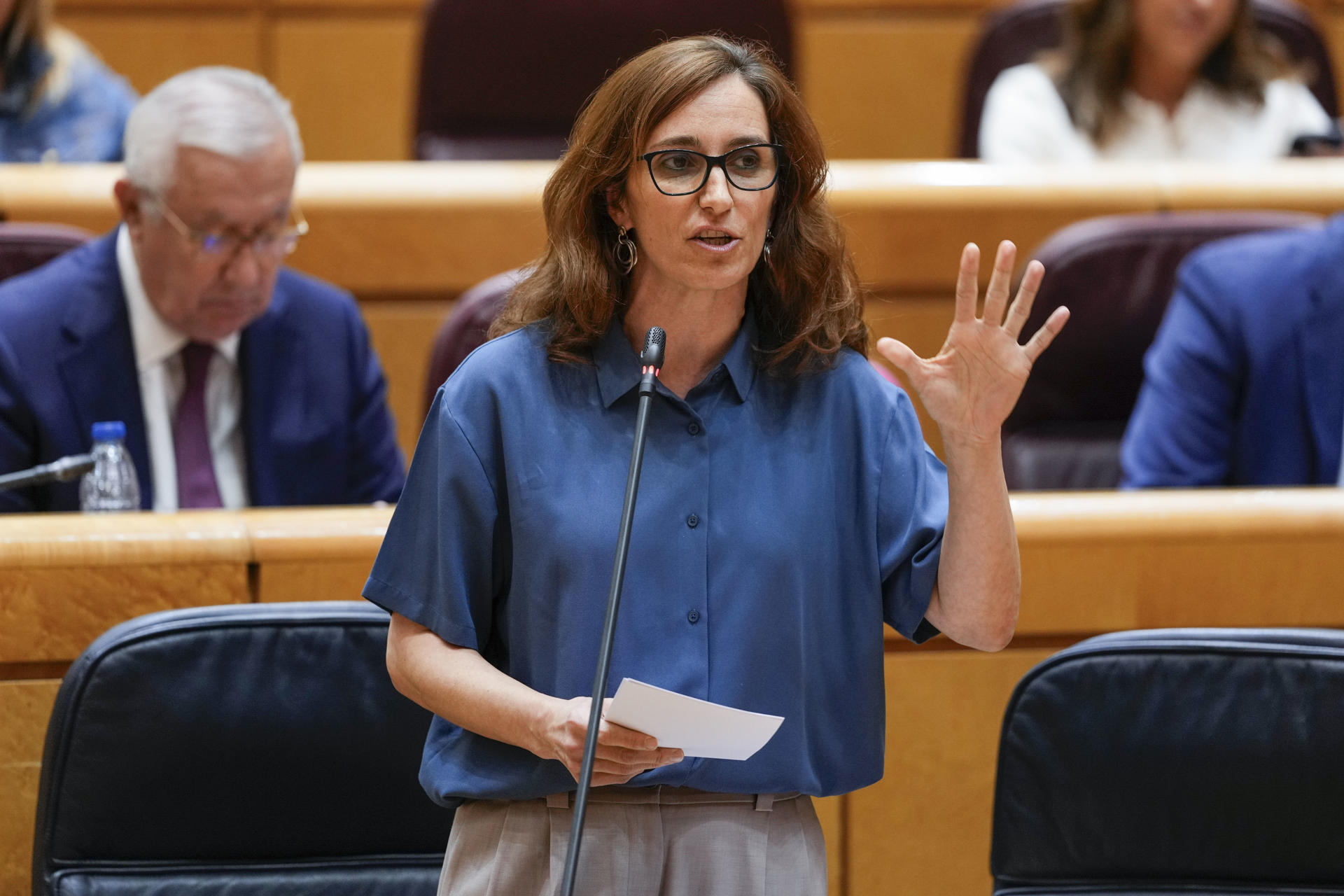 La ministra de Sanidad, Mónica García, interviene durante el Pleno del Senado este martes, en Madrid. EFE/ Borja Sánchez-Trillo