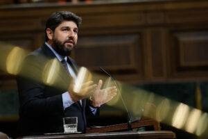 El presidente de Murcia, Fernando López Miras defiende en el pleno del Congreso, la toma en consideración de la proposición de ley para blindar el trasvase Tajo-Segura, este martes en Madrid. EFE/ Chema Moya