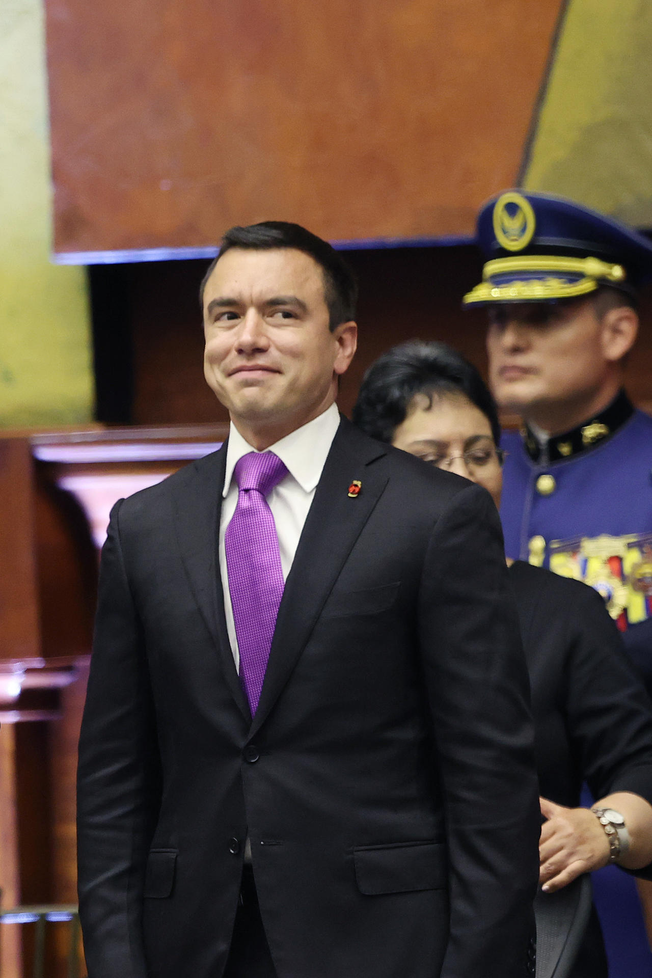 El presidente de Ecuador, Daniel Noboa (d) sonríe en el Parlamento este sábado, en Quito (Ecuador) durante el acto de investidura con el que inaugurará su nuevo mandato. EFE/ José Jácome