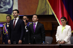 El presidente de Ecuador, Daniel Noboa (c), junto al presidente de la Asamblea Nacional, Niels Olsen (i), y la vicepresidenta de Ecuador, María José Pinto (d), este sábado, en la Asamblea Nacional (Parlamento) en Quito (Ecuador). EFE/ José Jácome